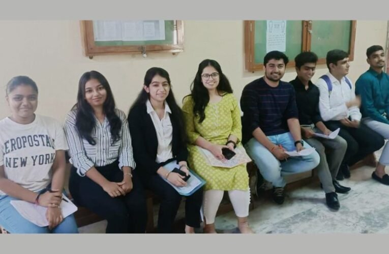 A campus placement drive was organized at JG College of Commerce by JG University