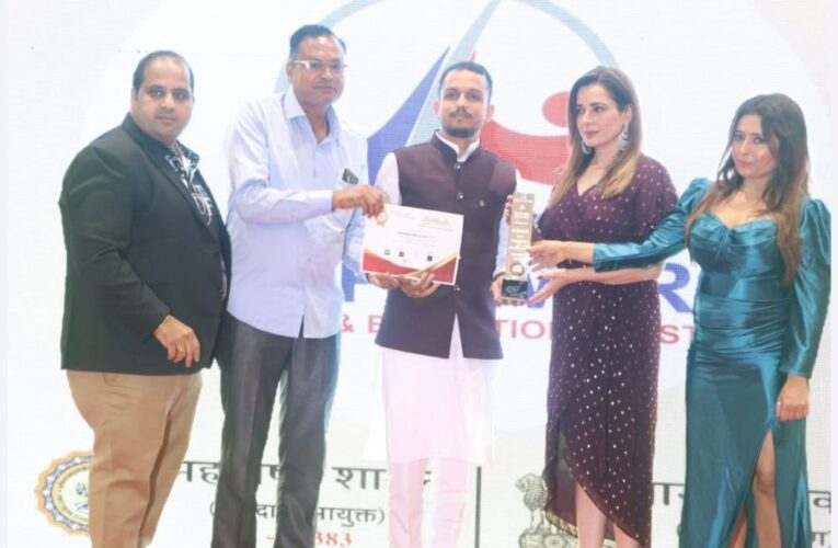 Cow-Helper Omprakash Soni Awarded by Neelam Kothari