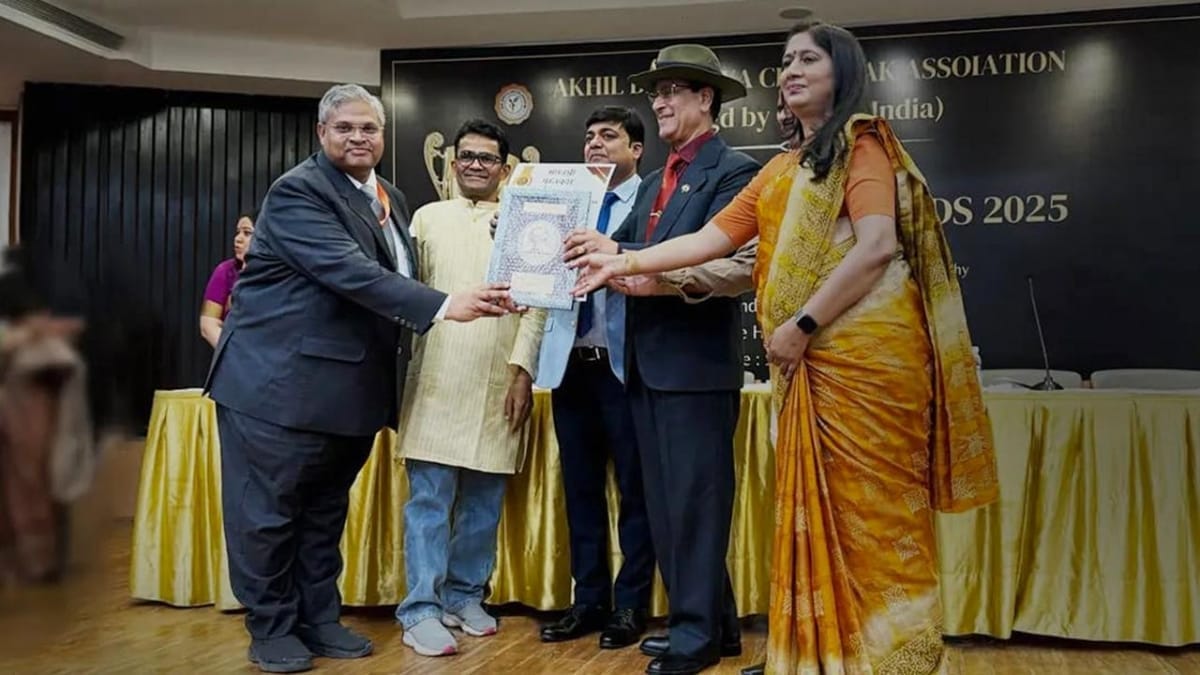 Dr. Vikas Singhal Honored with Bharat Shri Award 2025 for Advancing Evidence-Based Homeopathic Practice