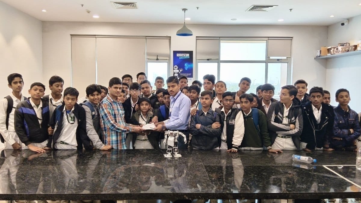 Daily Hands-on Educational Activity at the Robotics Gallery for School Students: An Enthusiastic Experience with Technical Learning