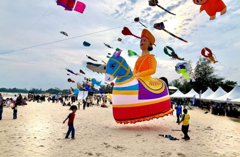 Tamil Nadu Team Skyters Wins Creative Kite Champion Award at Kuantan International Kite Festival 4.0